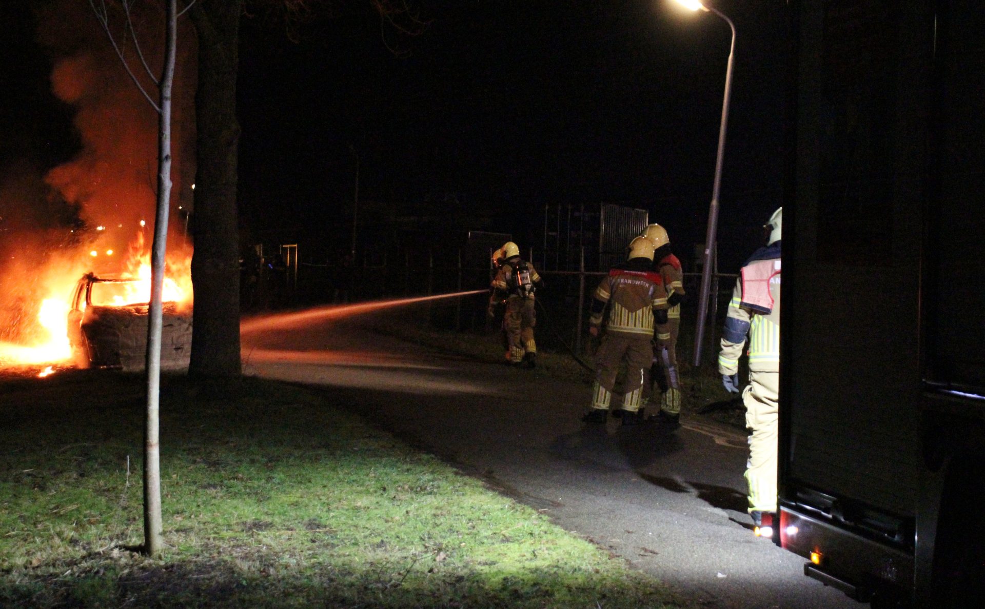 Auto in lichterlaaie op Bisschopsrak in Leeuwarden