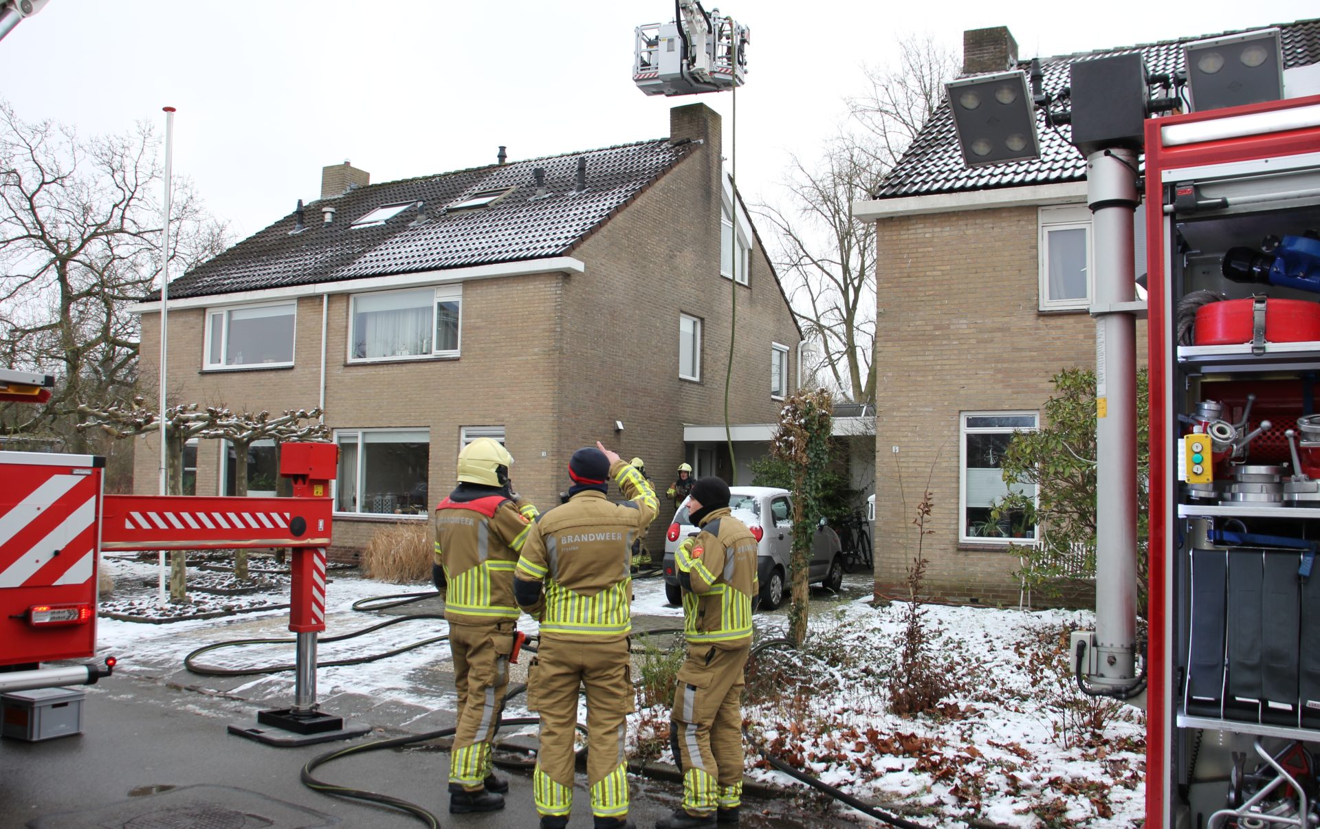 Rook in woning door schoorsteenbrand in Leeuwarden