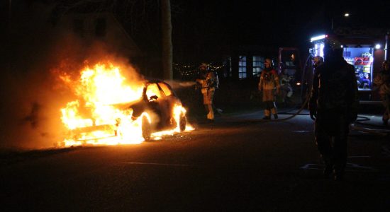 Auto brandt volledig uit in Oudega