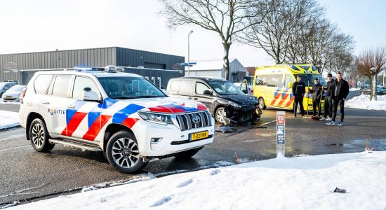 Veel schade bij botsing met twee bestelbusjes in Oosterwolde
