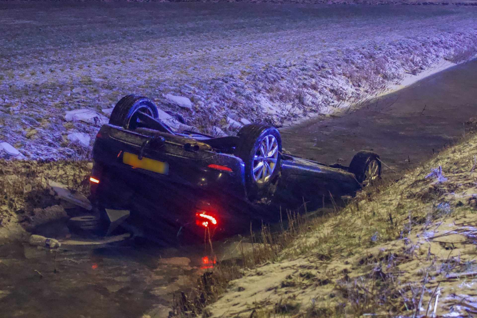 Auto op de kop in sloot langs N32 Wirdum