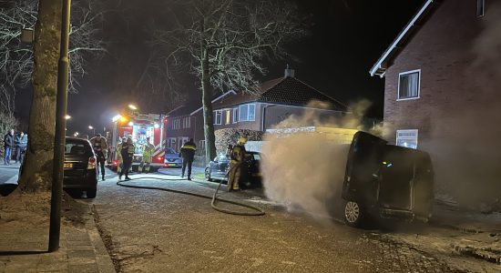 Politie onderzoekt 5 autobranden in maand tijd in Huizum Leeuwarden (video)