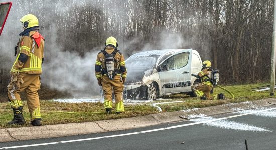 Bestelbus beschadigd door brand op N358 Drachtstercompagnie