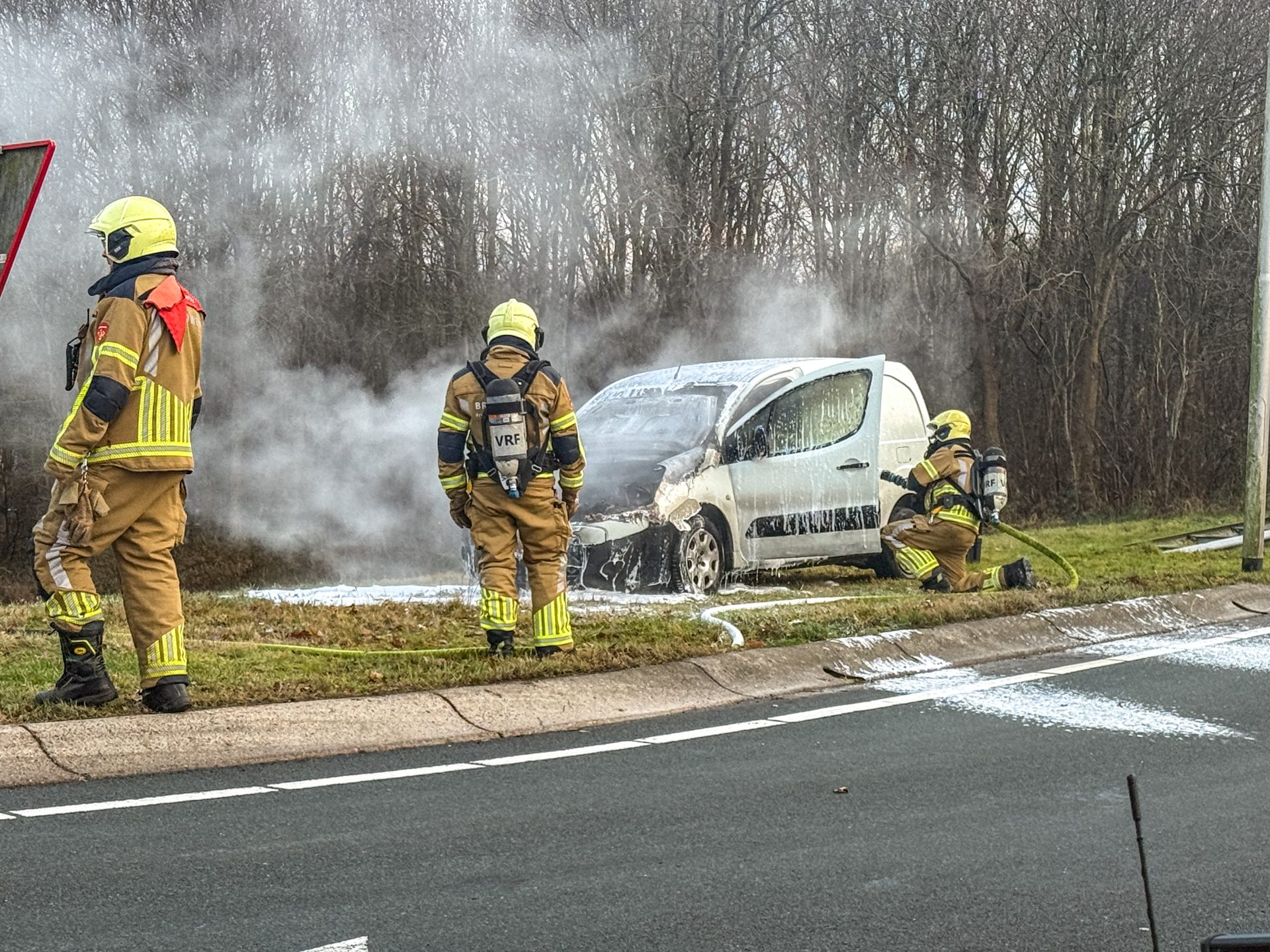 Bestelbus beschadigd door brand op N358 Drachtstercompagnie