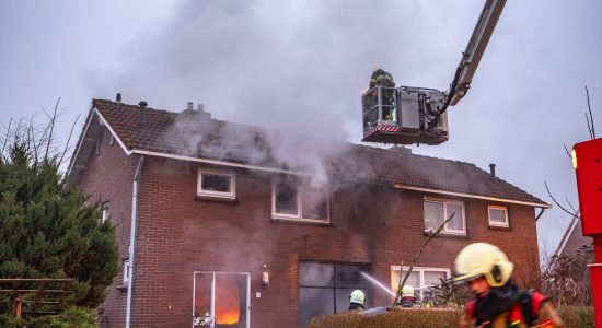 Uitslaande brand verwoest woning in Oudehaske