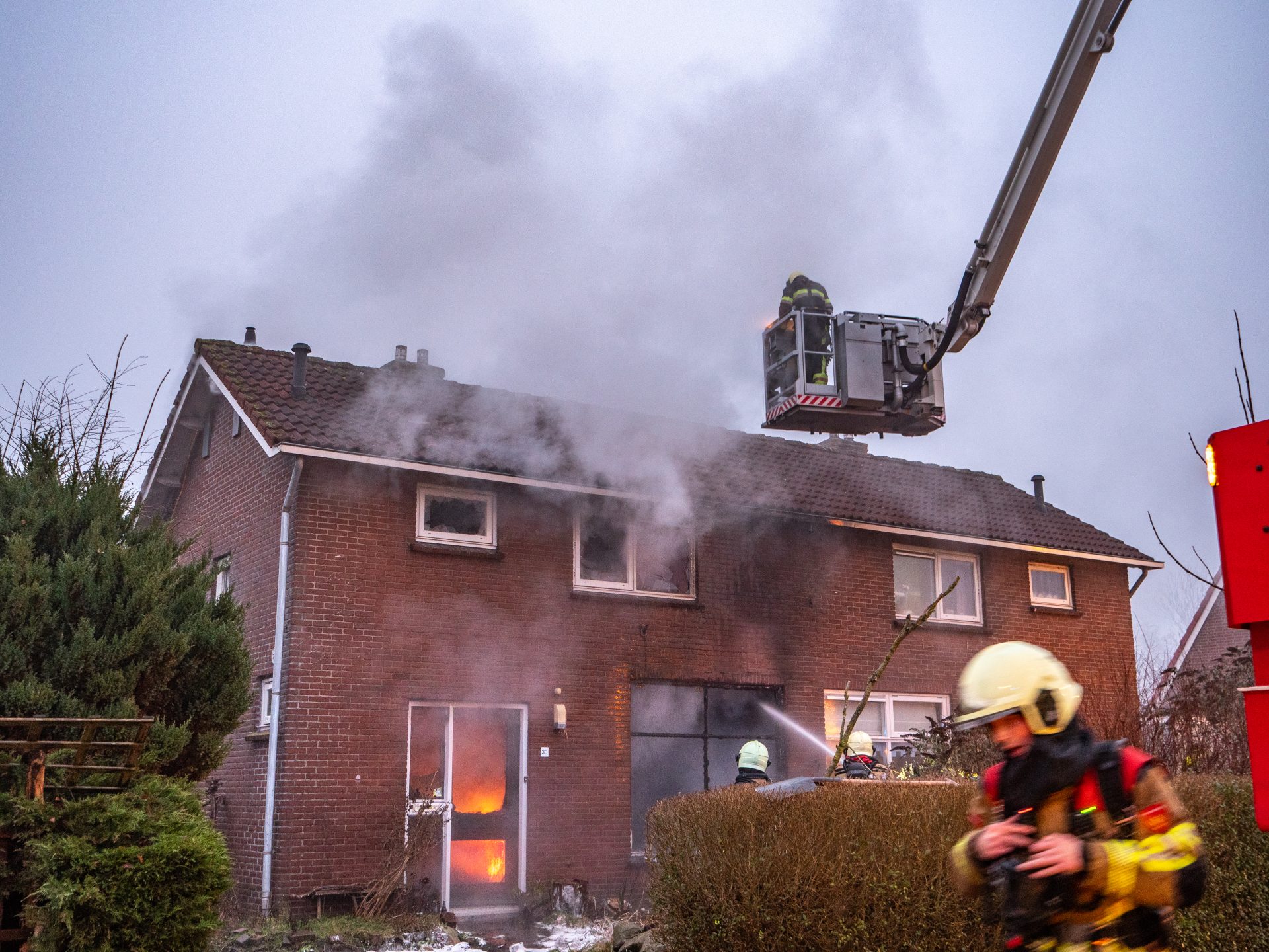 Uitslaande brand verwoest woning in Oudehaske