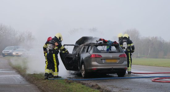 Auto vliegt in brand tijdens rijden in Boornzwaag