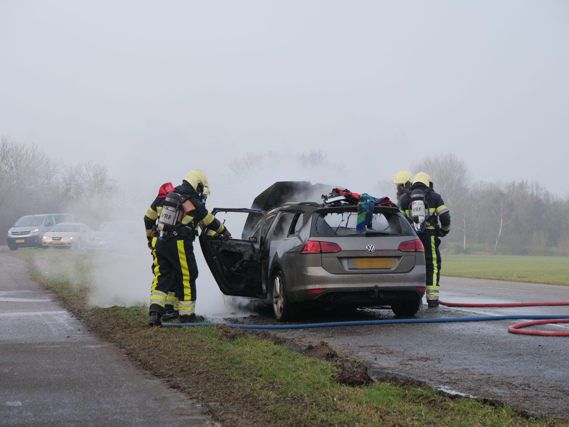 Auto vliegt in brand tijdens rijden in Boornzwaag