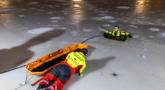 Reddingsbrigade Drachten trotseert ijskoud water tijdens speciale waktraining