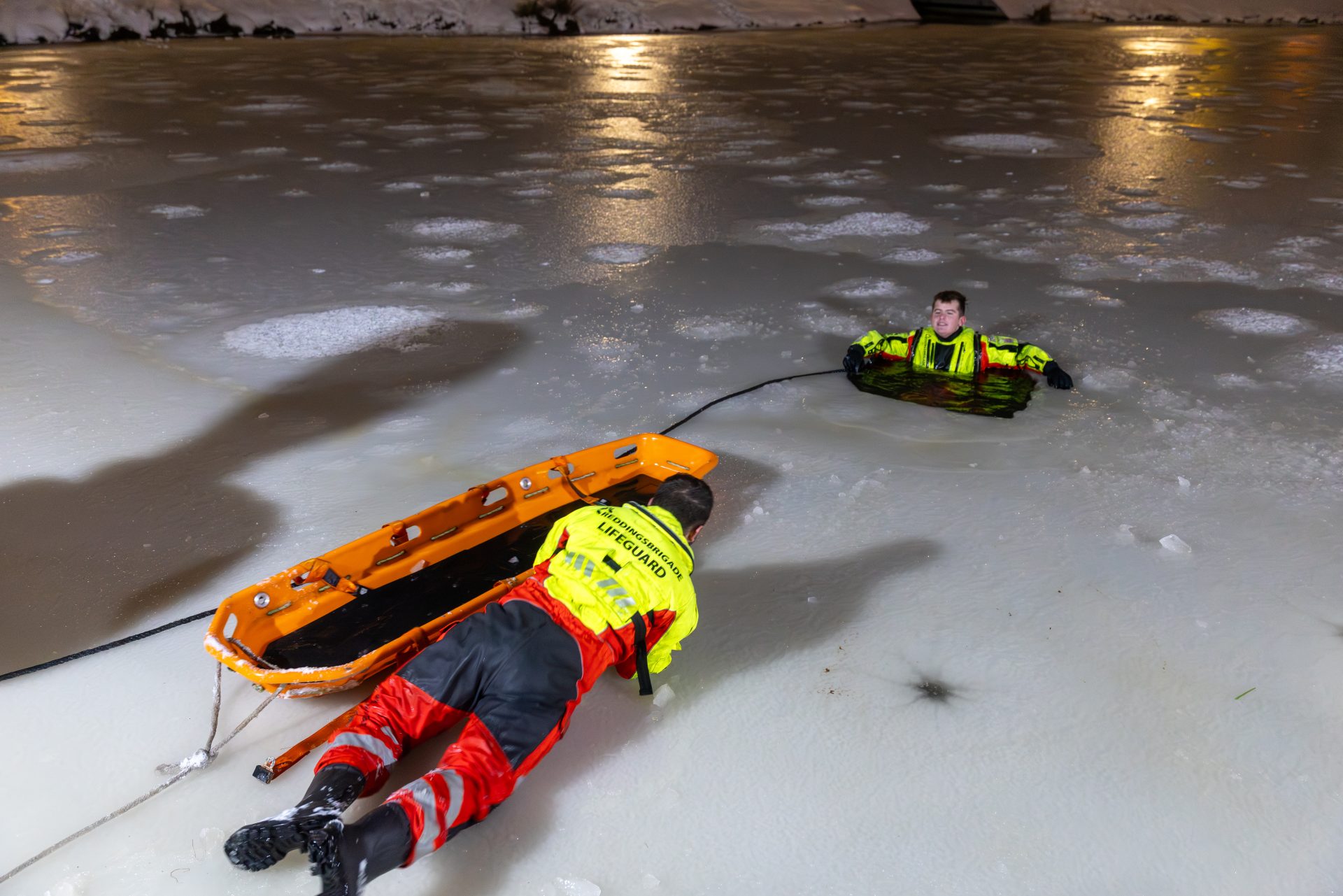 Reddingsbrigade Drachten trotseert ijskoud water tijdens speciale waktraining