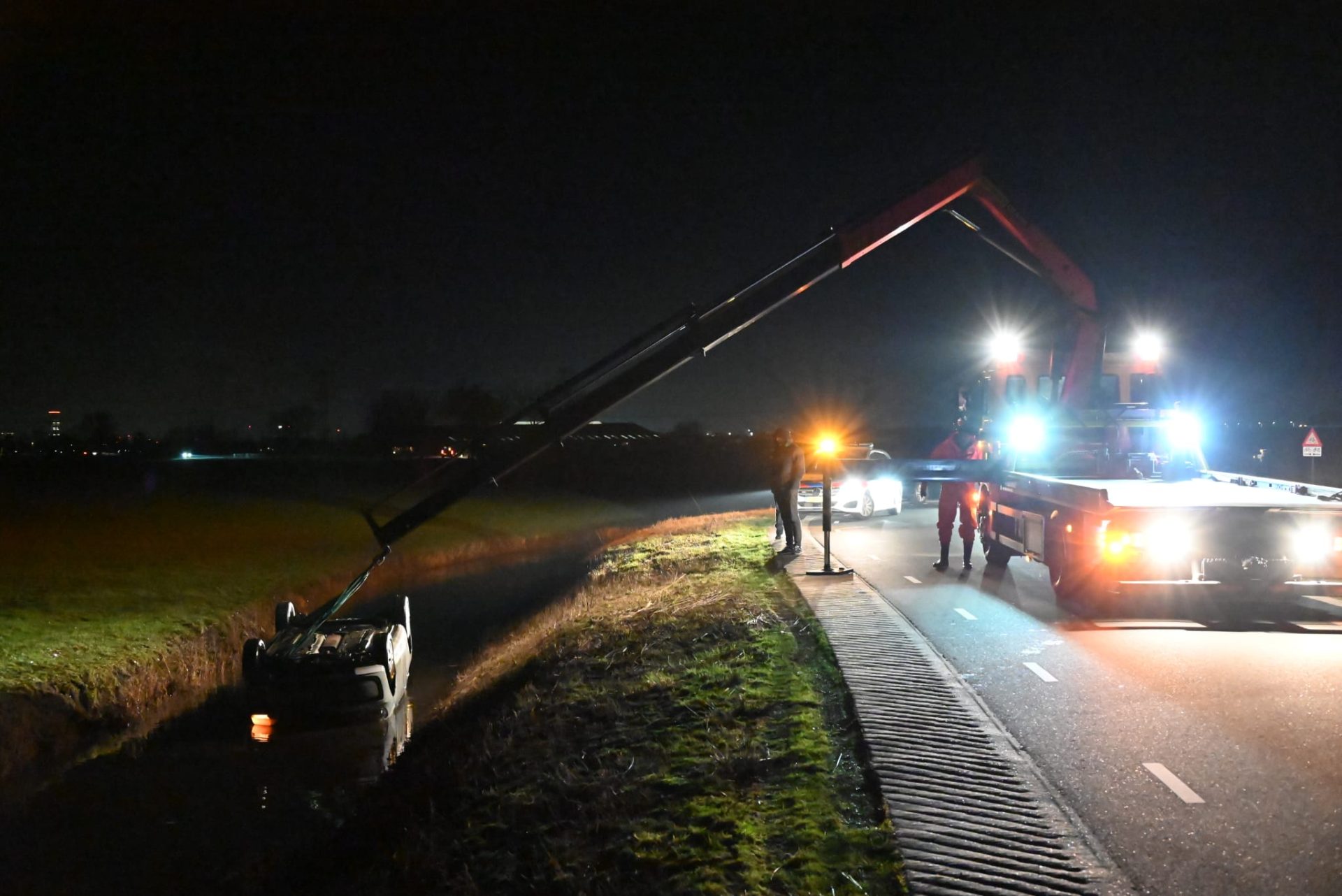 Auto op de kop in de sloot bij Swichum