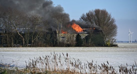 Grote uitslaande brand verwoest loods in Tzumarrum