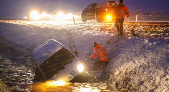 Bestelbus belandt in de sloot door gladheid op N384 Wjelsryp