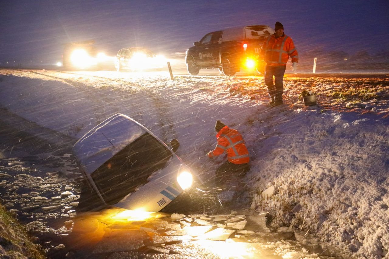 Bestelbus belandt in de sloot door gladheid op N384 Wjelsryp