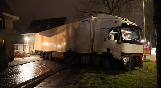 Buitenlandse vrachtwagenchauffeur rijdt zich vast in woonwijk Stiens