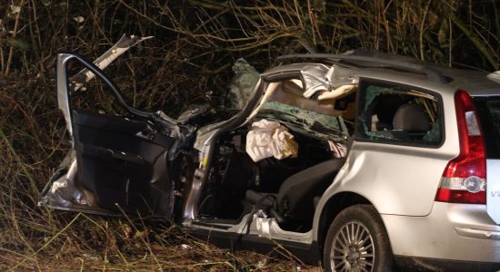 Automobilist zwaar gewond na botsing met vrachtwagen a32 Idaerd