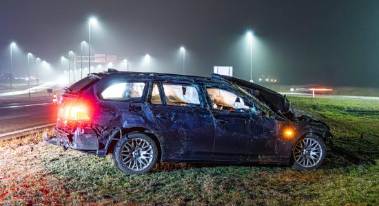 Automobilist raakt van de weg, bestuurder mogelijk in slaap gevallen
