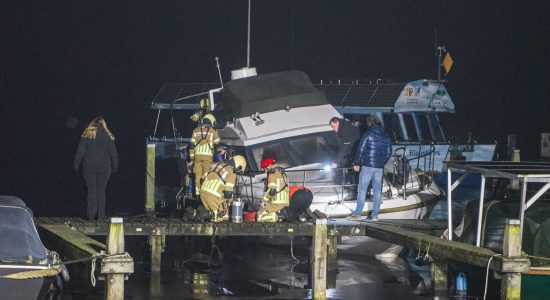 Brandweer pompt zinkende boot leeg in haven Earnewâld