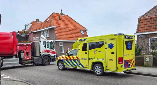 Fietser gewond na botsing met vuilniswagen West-Terschelling