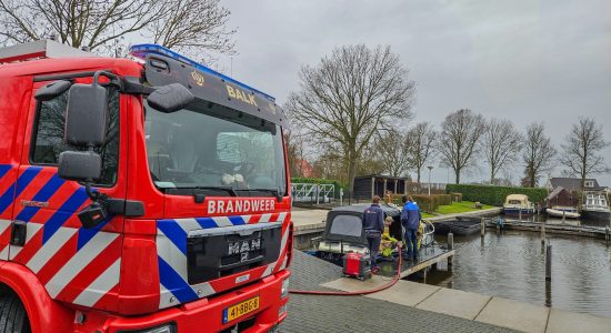 Brandweer naar zinkende boot in jachthaven van Balk