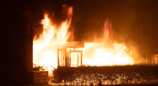 Grote uitslaande brand verwoest appartement in Leeuwarden