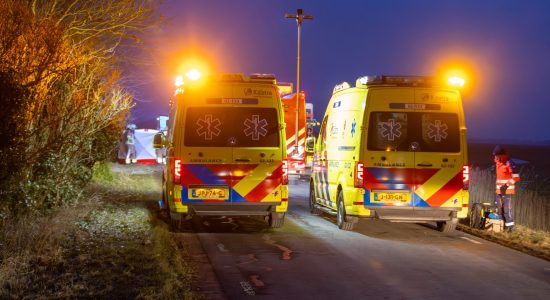 Dode (20) en zwaargewonde (19) na aanrijding met vrachtwagen Tzum