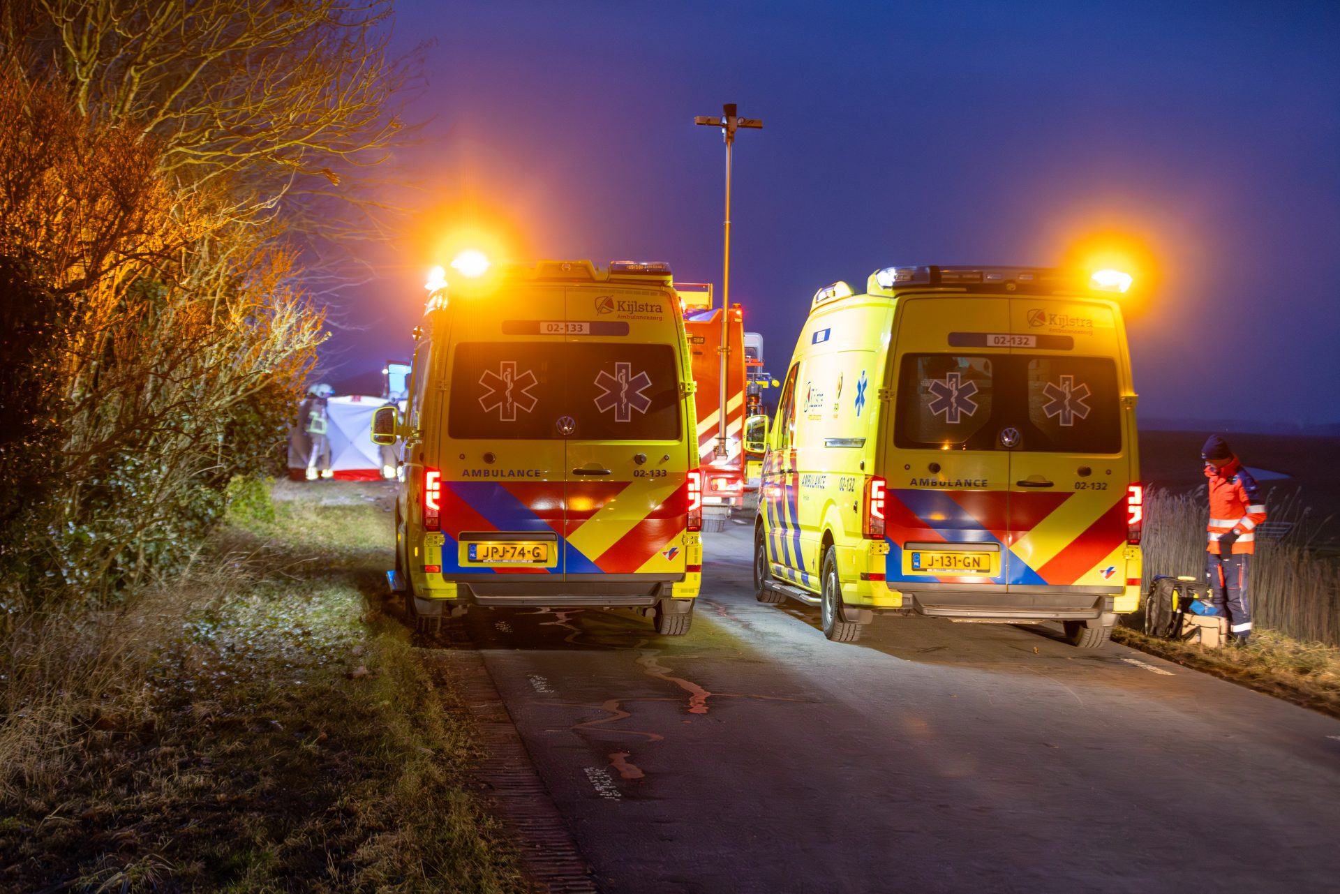 Dode (20) en zwaargewonde (19) na aanrijding met vrachtwagen Tzum