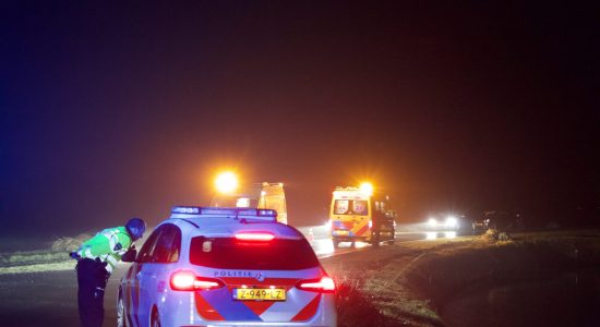 Auto met 4 inzittenden slaat over de kop en belandt in bossages Rottum