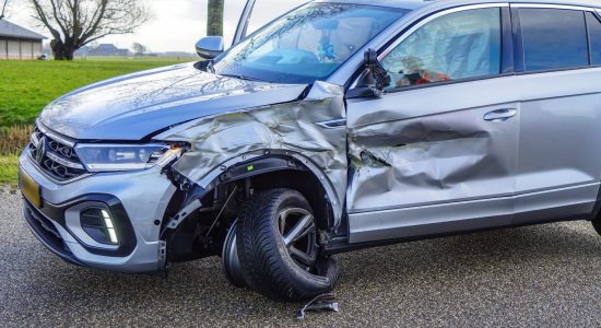 Auto en tractor in botsing Boarnwert