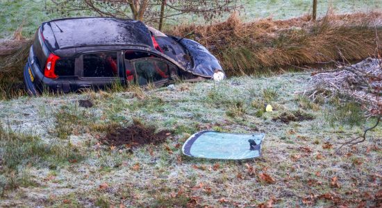 Auto belandt in de sloot in Hurdegaryp