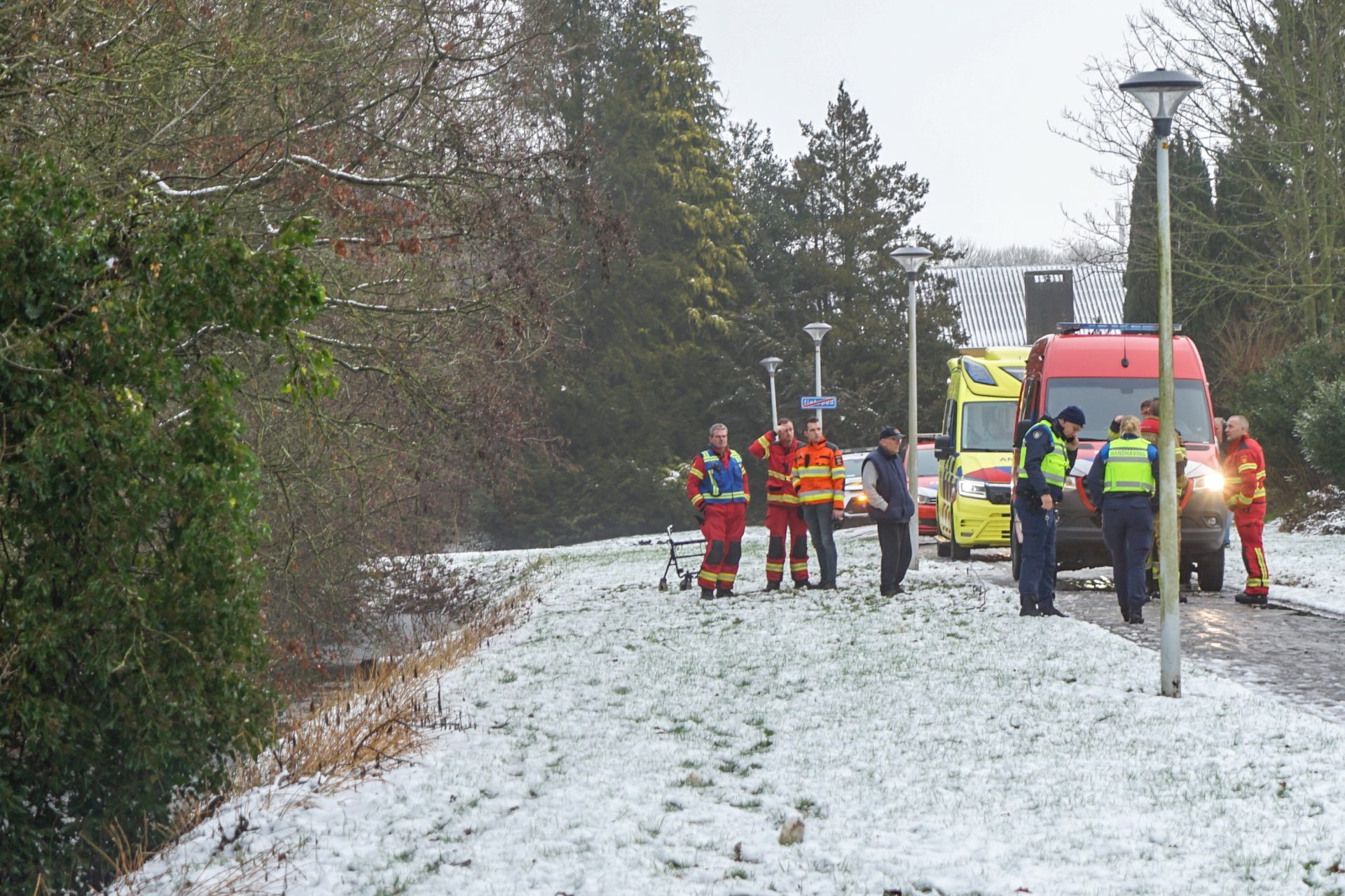 Rollator aangetroffen in water Kollum; hulpdiensten rukken groots uit