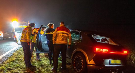 Groot alarm voor auto op kop in greppel N31 Garyp
