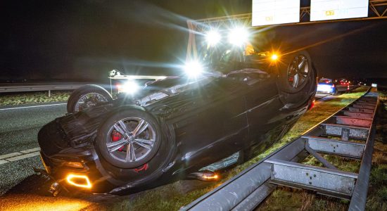 Auto op de kop op A6 bij Scharsterbrug