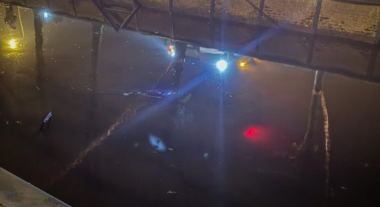 Auto te water in Balk: Bestuurder door omstanders gered