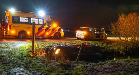 Auto op zij in sloot Broeksterwald: vrouw gewond