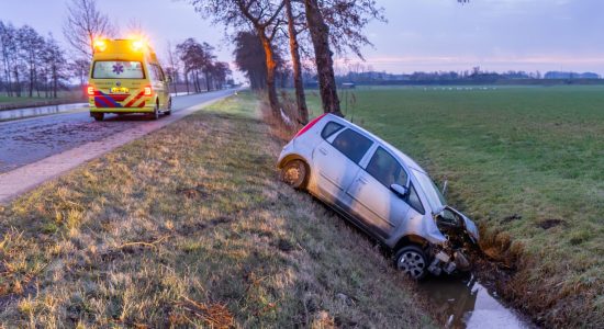 Auto botst tegen boom en belandt in sloot Kollum