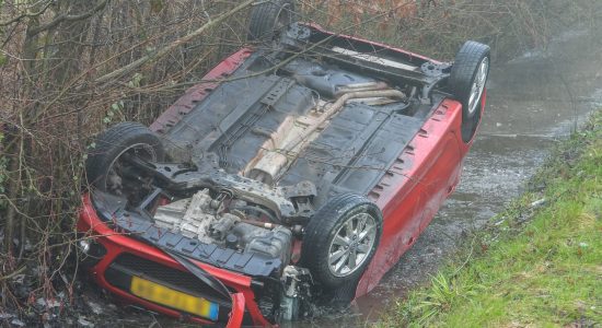Auto op de kop in sloot naast N358 Buitenpost
