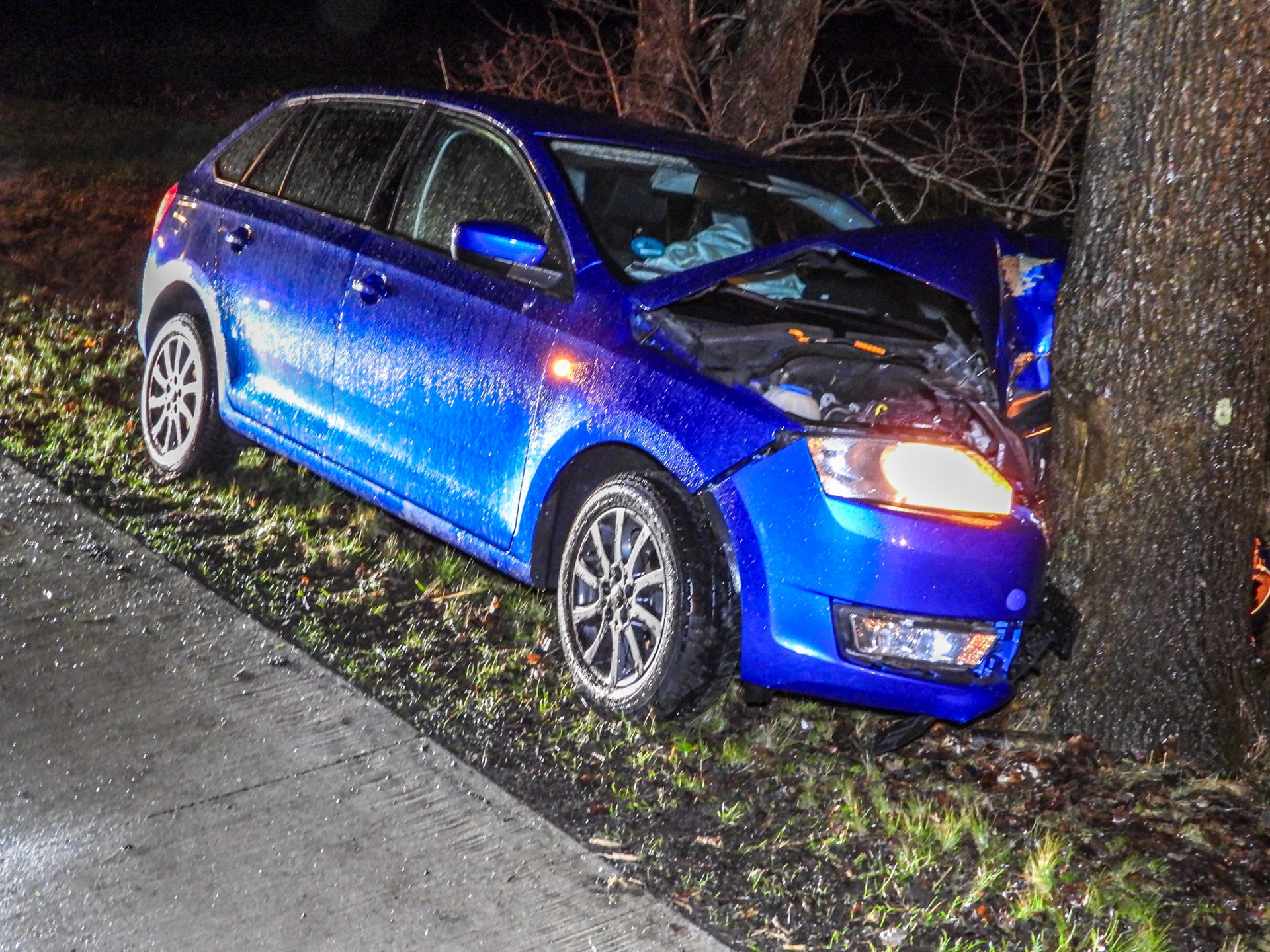 Auto botst tegen boom in Drachtstercompagnie