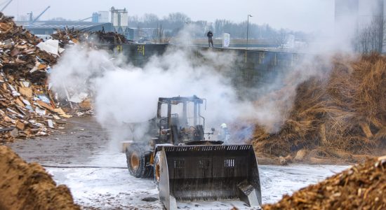 Shovel uitgebrand bij afvalverwerker in Drachten