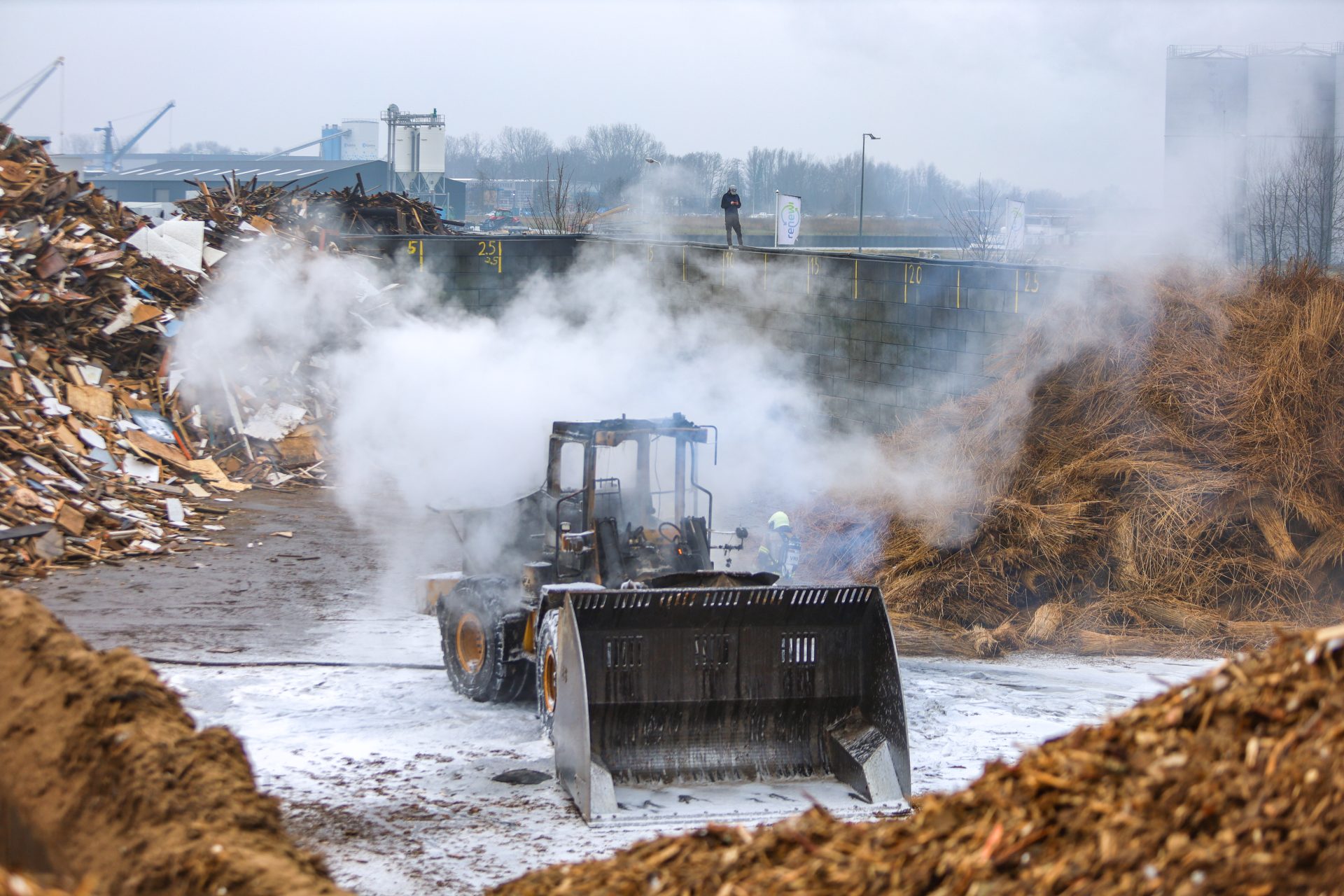 Shovel uitgebrand bij afvalverwerker in Drachten