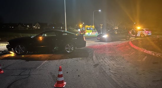 Auto rechtdoor over rotonde in Dronryp