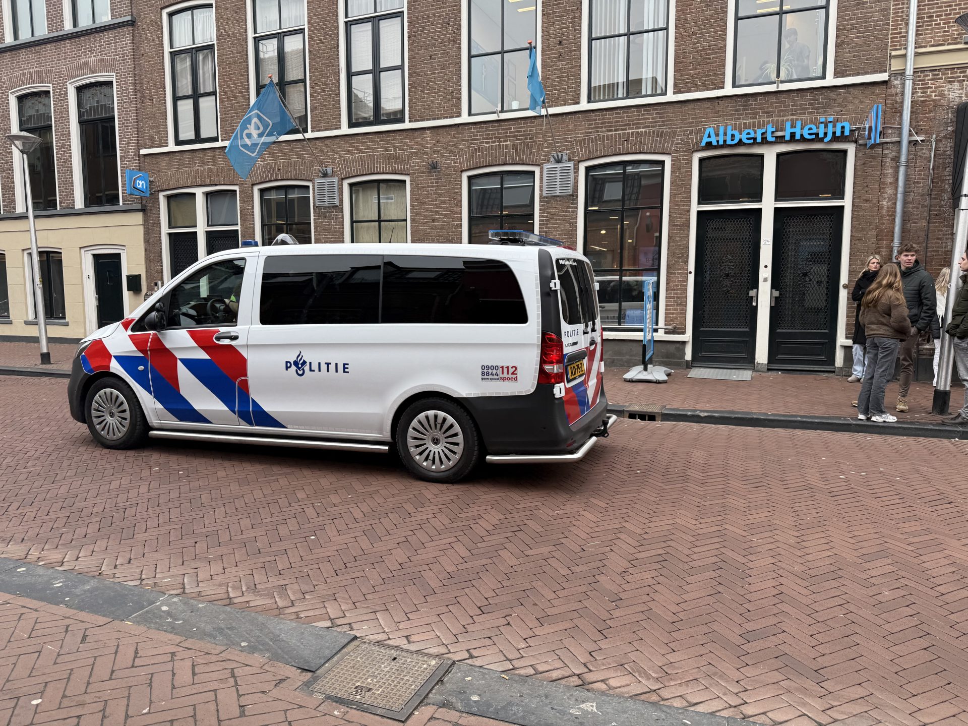 Dreig telefoontje overval Albert Heijn supermarkt in centrum Leeuwarden