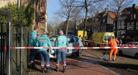 Auto ramt lantaarnpaal en eindigt tegen gevel in centrum Leeuwarden