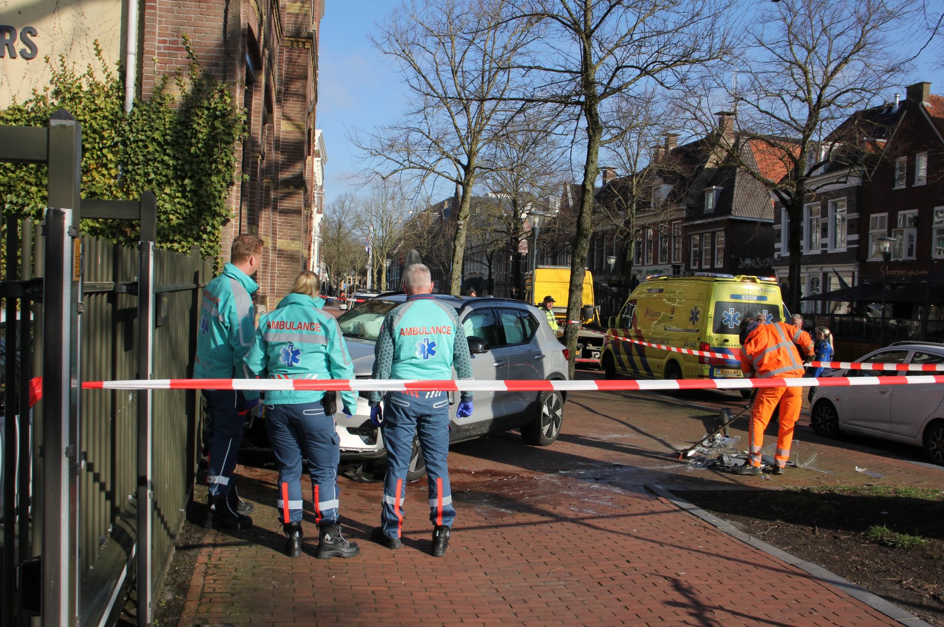 Auto ramt lantaarnpaal en eindigt tegen gevel in centrum Leeuwarden