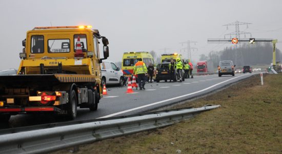 Twee gewonden bij botsing tussen drie voertuigen op Waldwei N31 Leeuwarden
