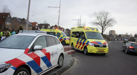 Twee gewonden bij aanrijding tussen scooter en auto in Leeuwarden