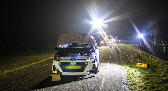 Auto zwaar beschadigd na botsing met tractor bij Mantgum