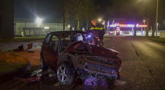 Auto botst tegen boom en slaat over de kop in Sneek