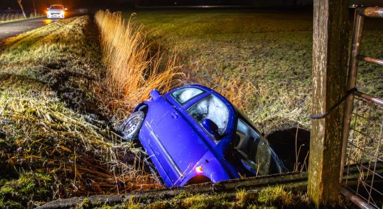 Auto belandt in sloot Leons