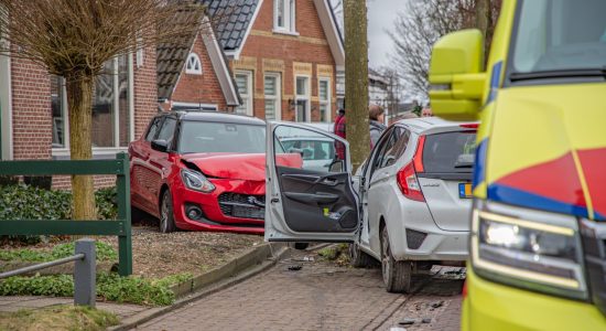 Automobilist gewond bij botsing tegen geparkeerde auto in Garyp